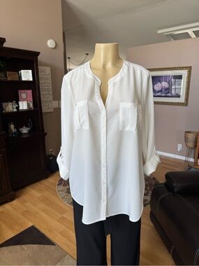 BCX white textured button up the front V-neck blouse-size XL